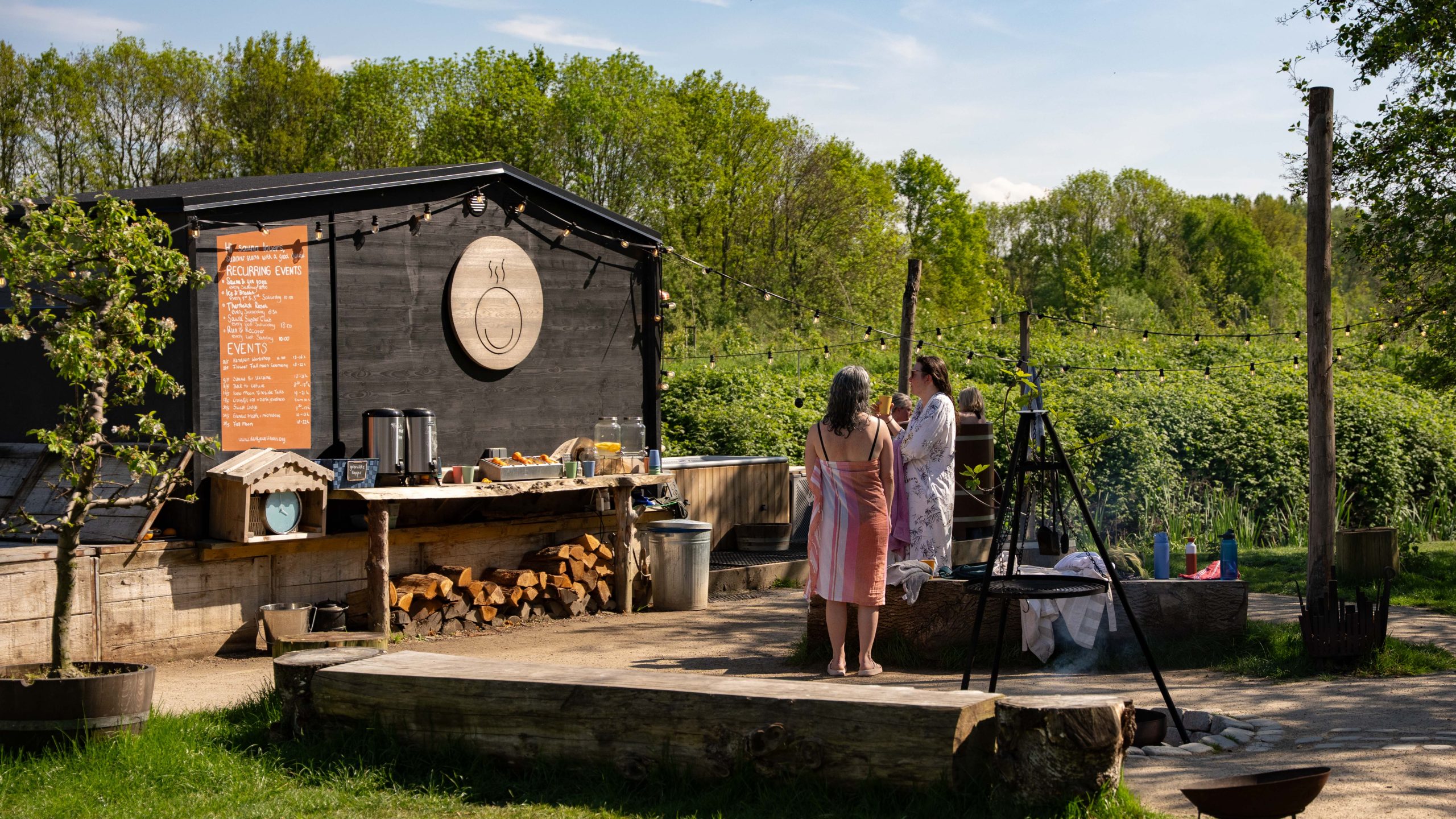 Omgeving van Dankjewellness met Sauna en mensen in de buitenlucht
