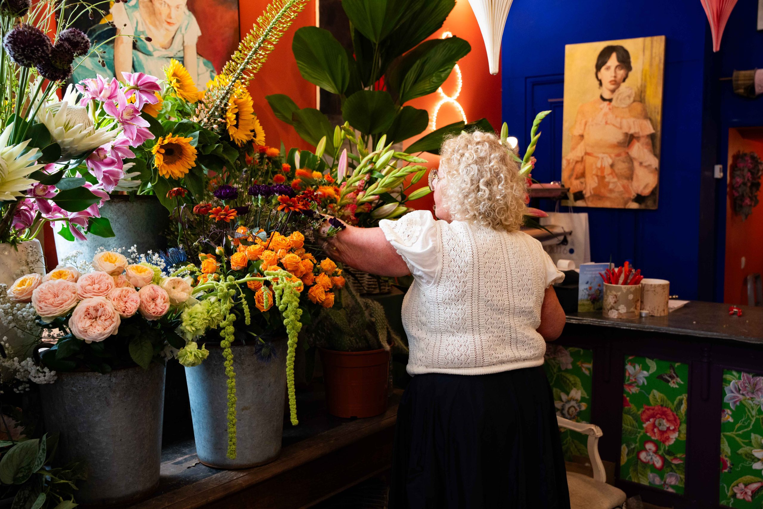 Prachtige bloemenwand bij Faas est. 2016 in Leiden