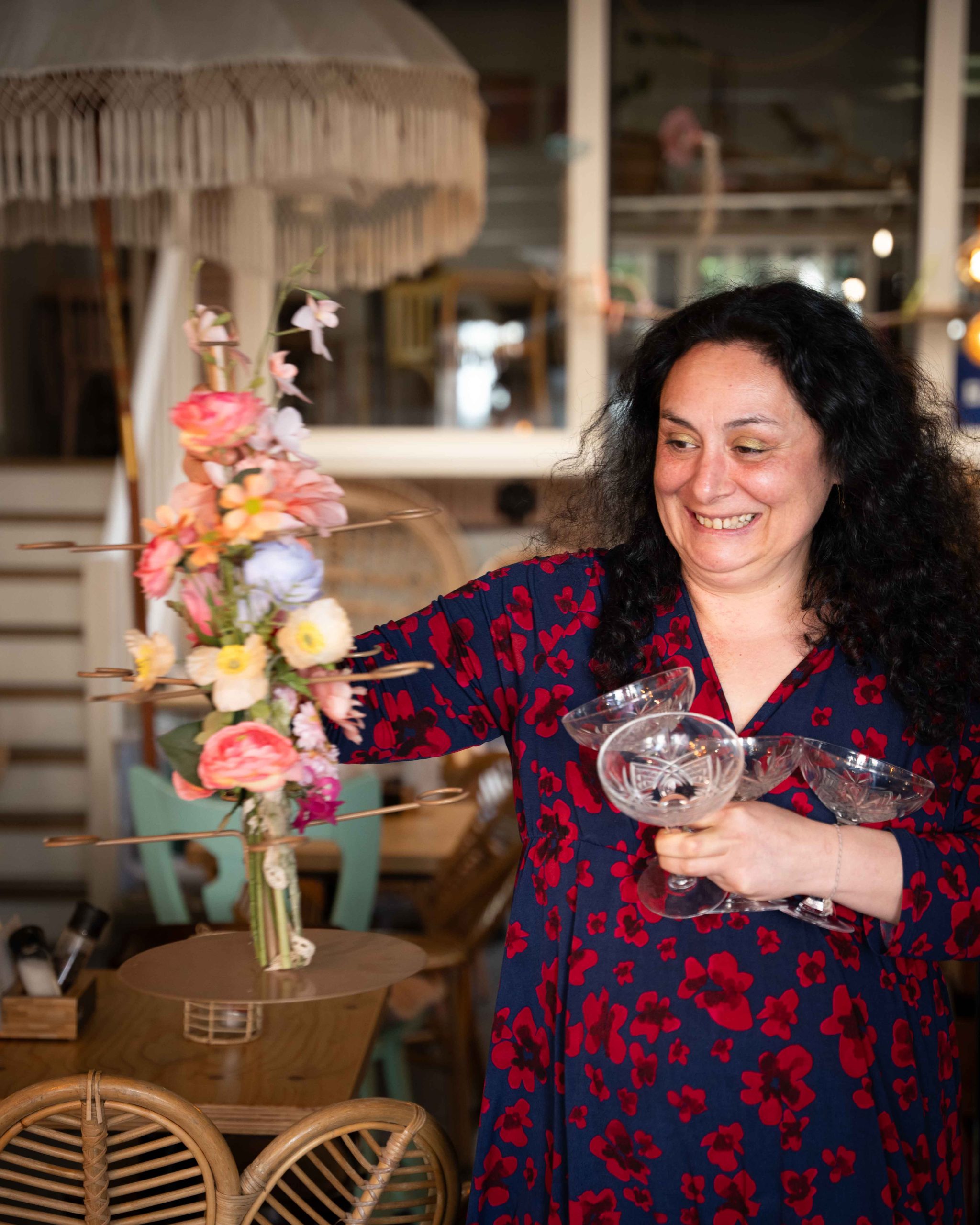 Restaurant Blossom Leiden, Eigenaresse Dana brengt de 'borrel tree'