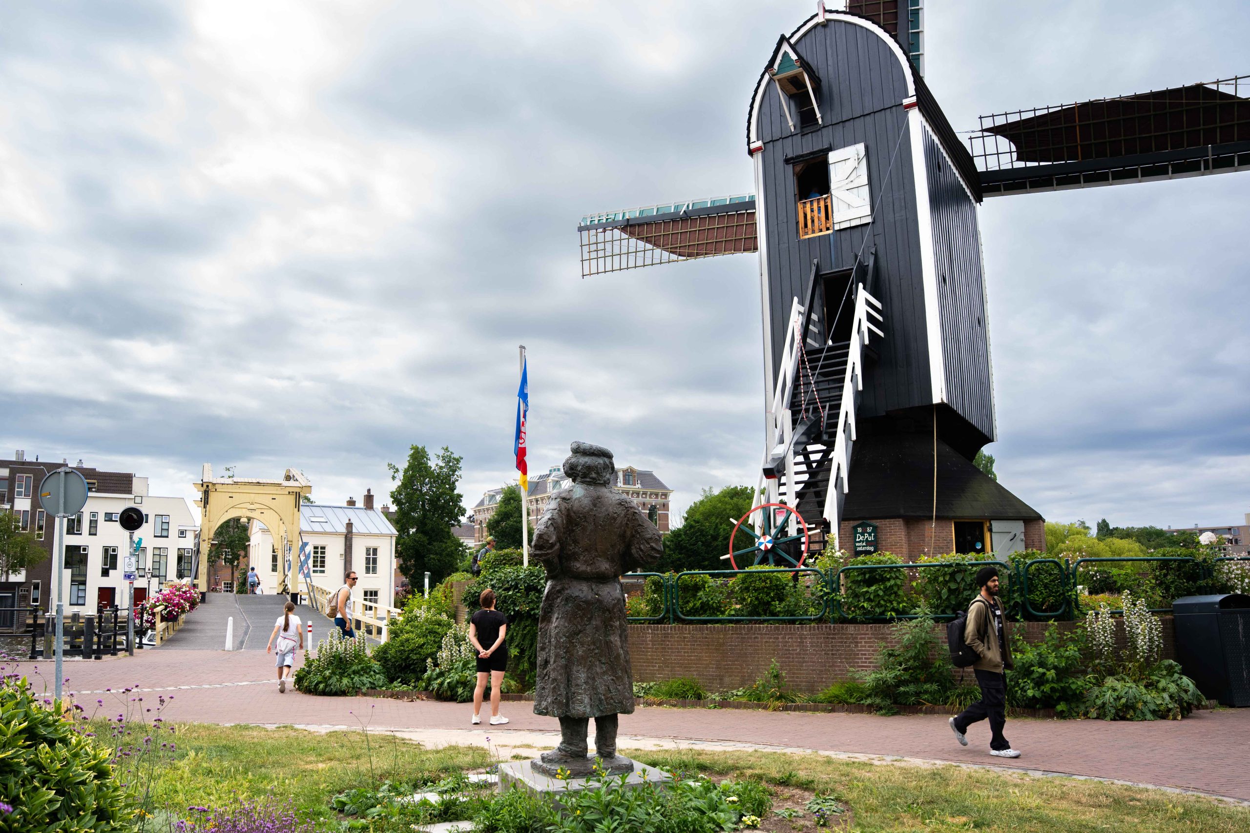 Het standbeeld van Rembrandt waar hij uitkijkt op de plek waar hij opgroeide.