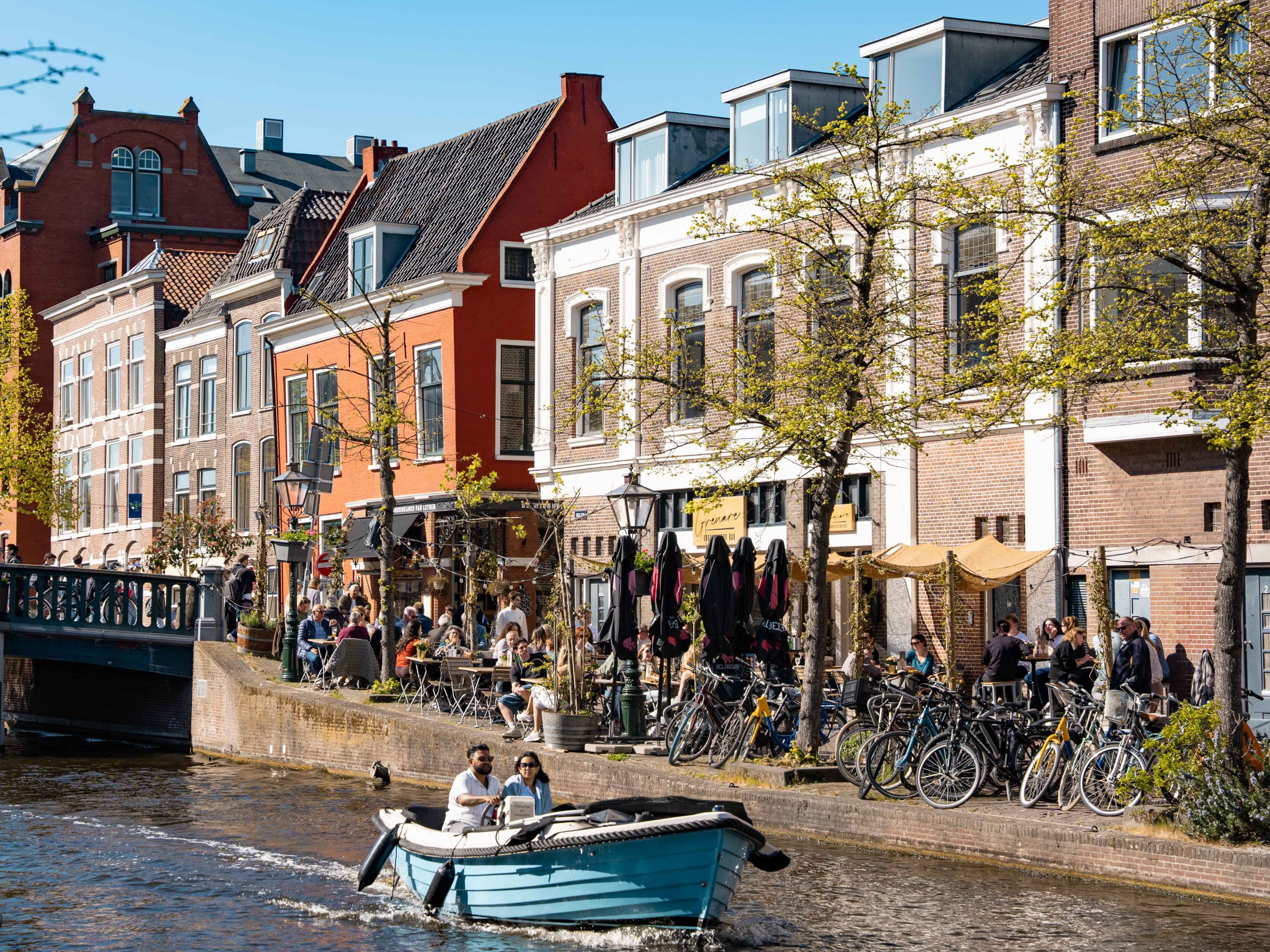 De Rijn bij Proeflokaal 1574 van de canal pride Leiden